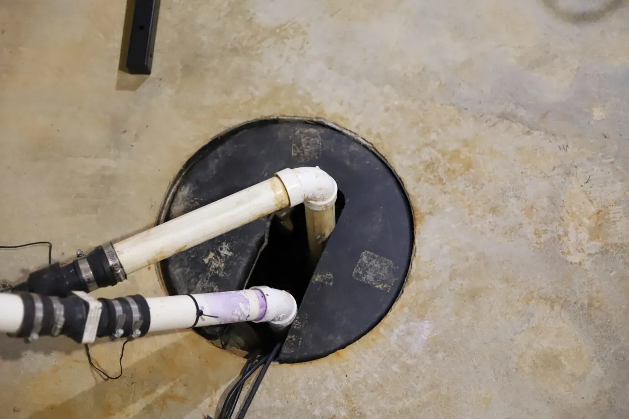Battery backup sump pump system with monitoring display